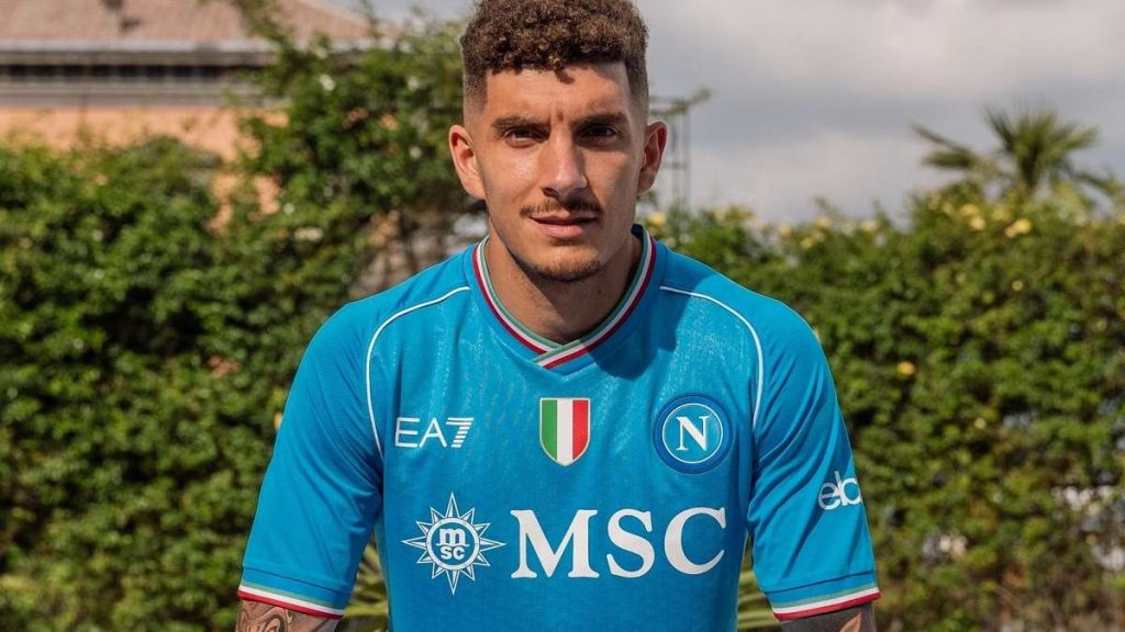Il capitano Giovanni Di Lorenzo con la maglia del Napoli home 2023-2024