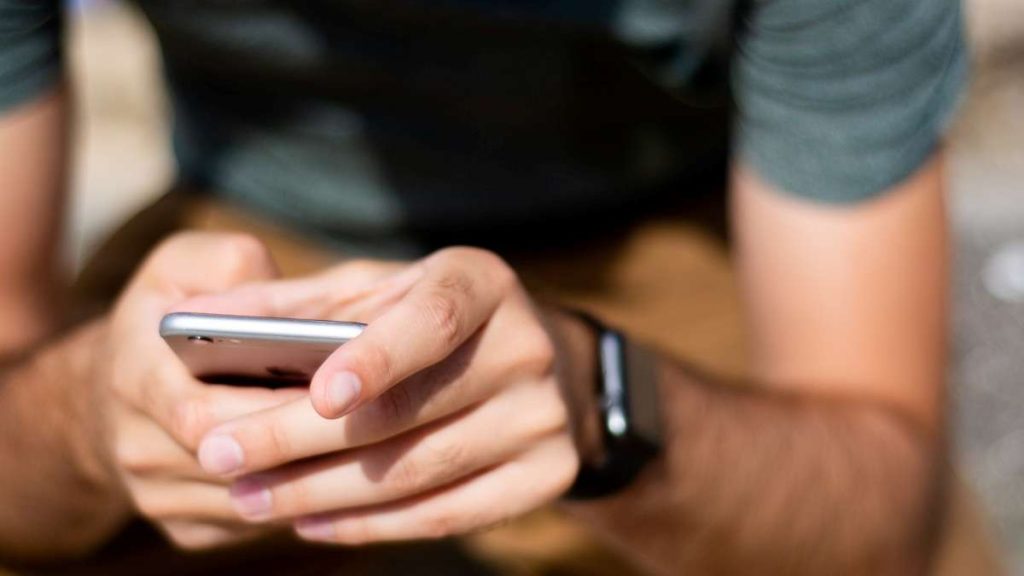 Un uomo usa uno smartphone