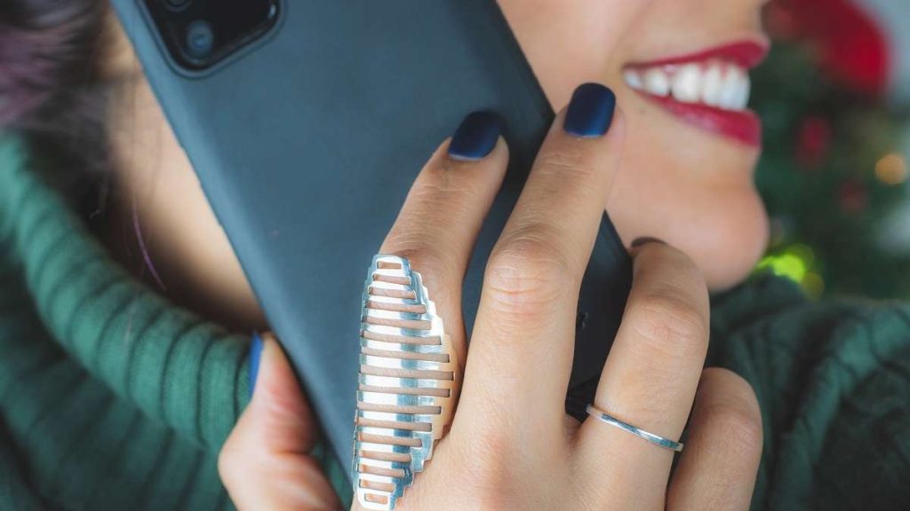 Una donna parla al telefono