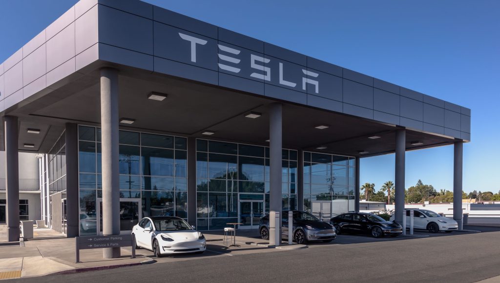 Azioni Tesla: in Cina riduce i prezzi, in Italia arriva BYD. Cosa fare in Borsa?