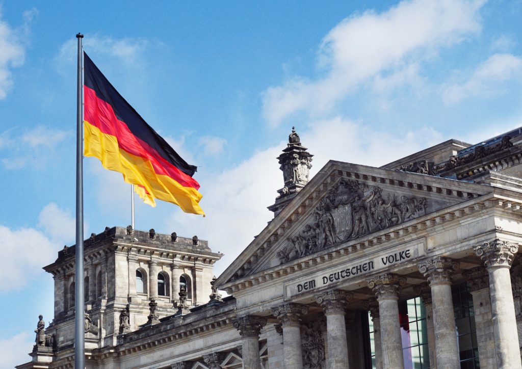 La bandiera tedesca sventola davanti al Parlamento tedesco a Berlino