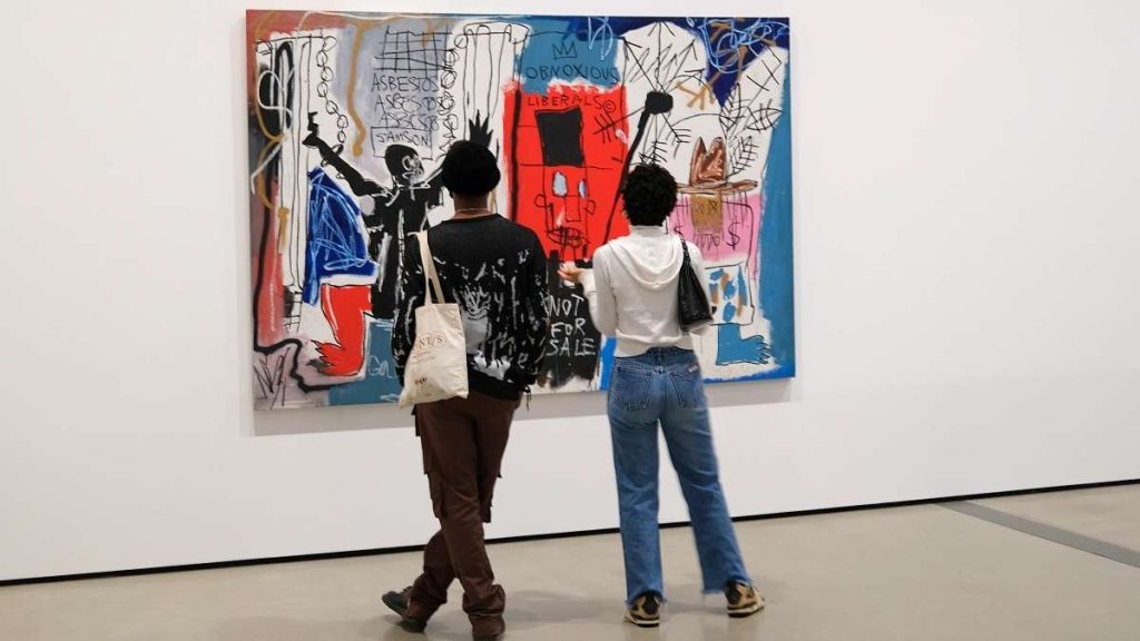 Due visitatori ammirano un quadro di Jean-Michel Basquiat