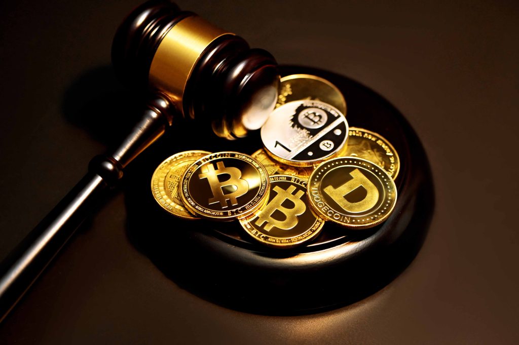 Il martelletto di un giudice sopra una manciata di criptovalute