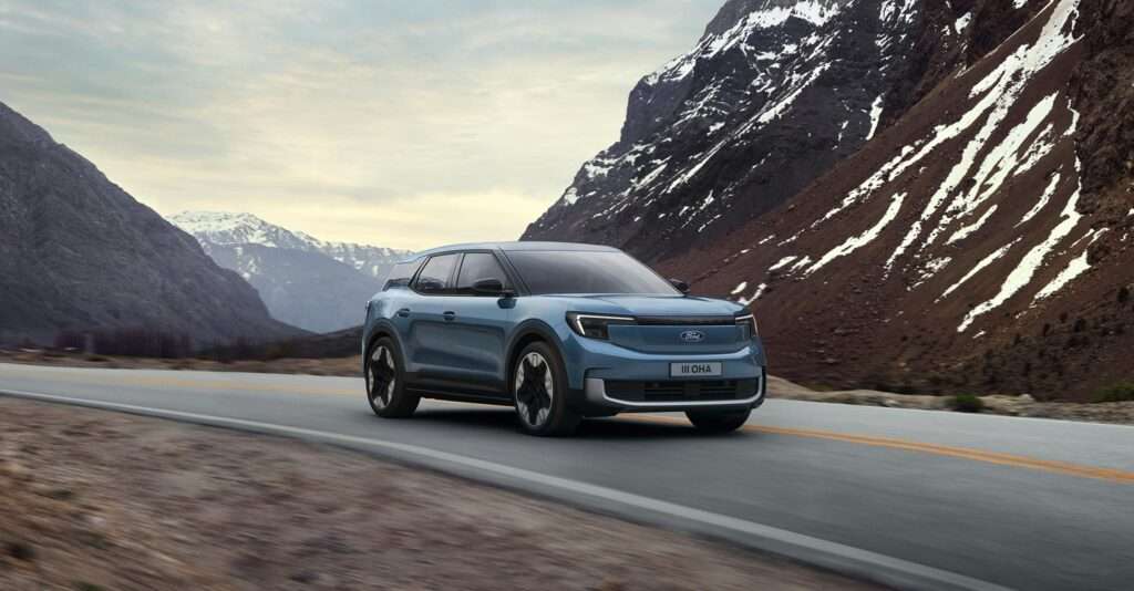 La Ford Explorer All Electric su una strada di montagna