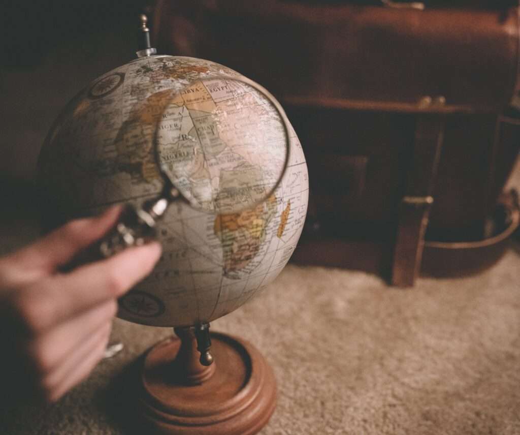 Una lente di ingrandimento inquadra una sezione di un mappamondo