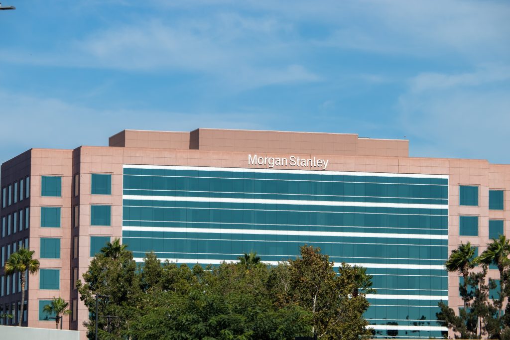 Una sede di Morgan Stanley con il nome del gruppo sul fronte
