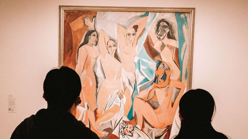 Due visitatori ammirano un quadro di Picasso al museo