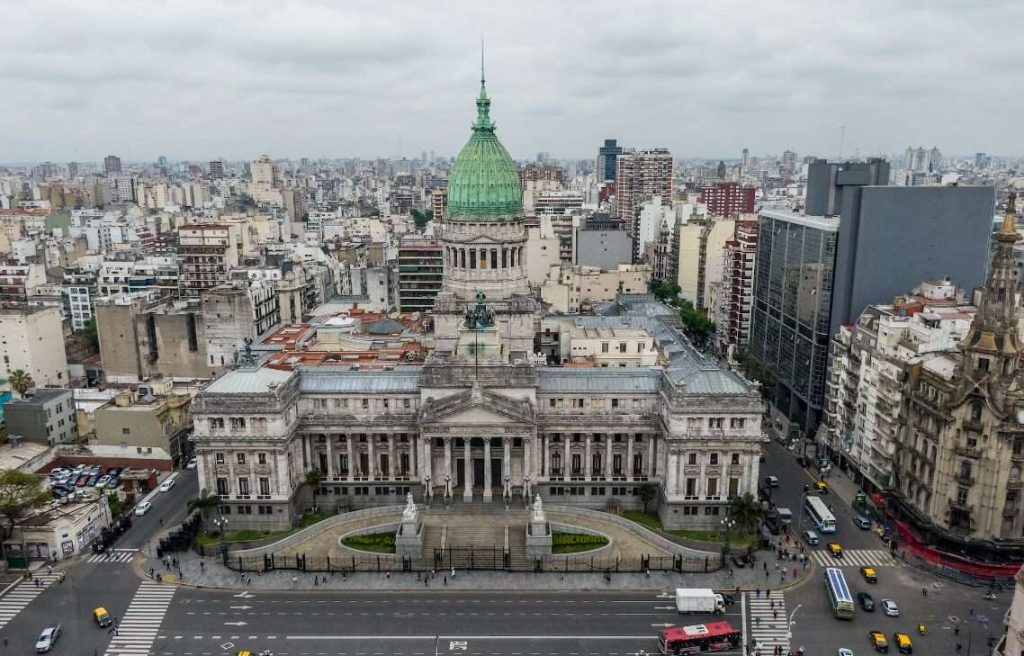 La sede del Congresso Nazionale della Repubblica argentina vista dall'alto con sullo sfondo la città di Buenos Aires