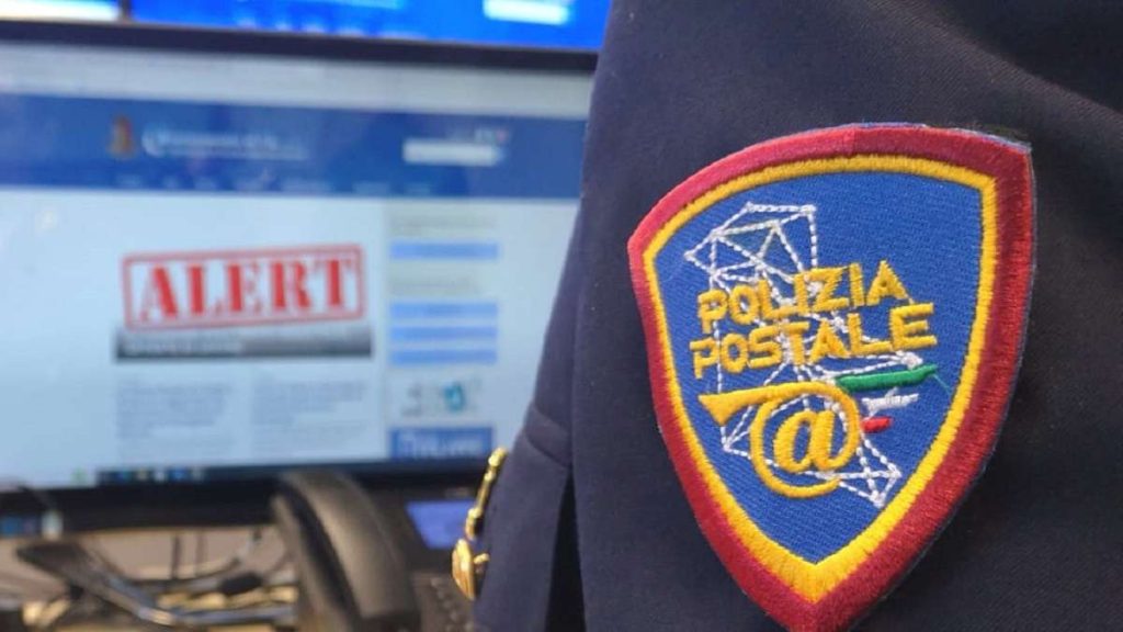 Un agente della Polizia postale in azione