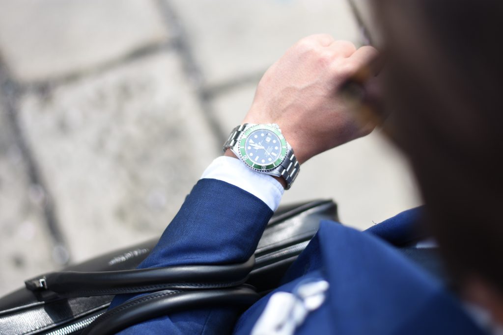 Un manager guarda sul suo orologio l'ora