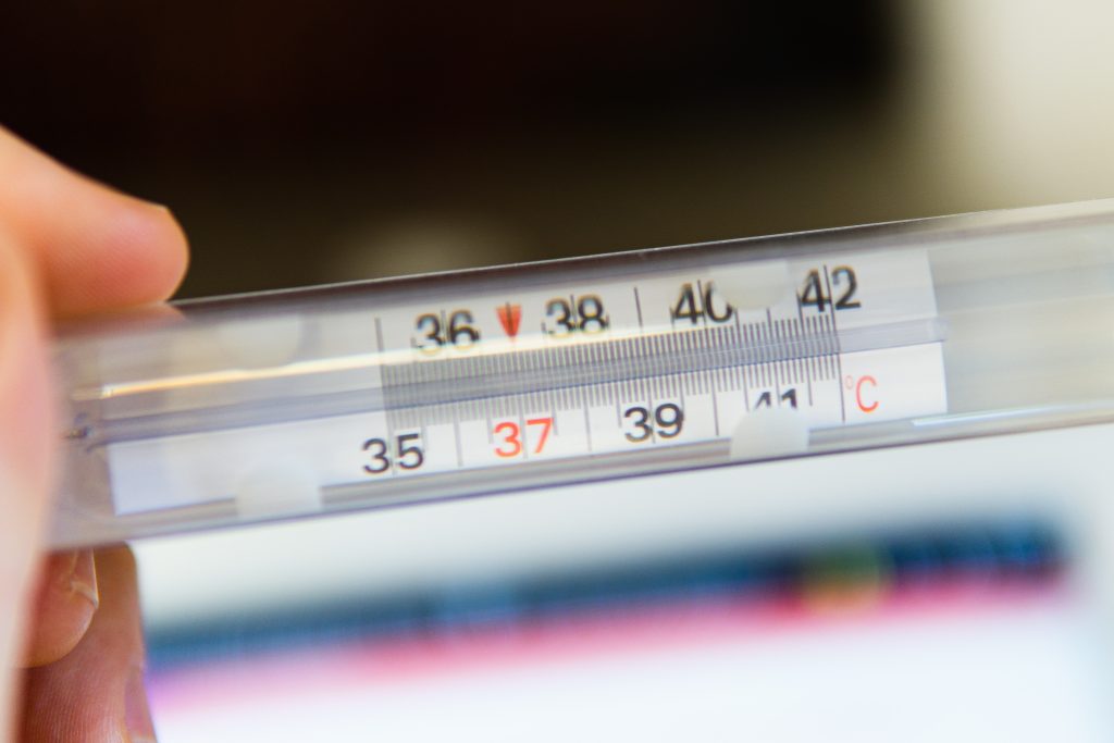 Un termometro per misurare la temperatura corporea