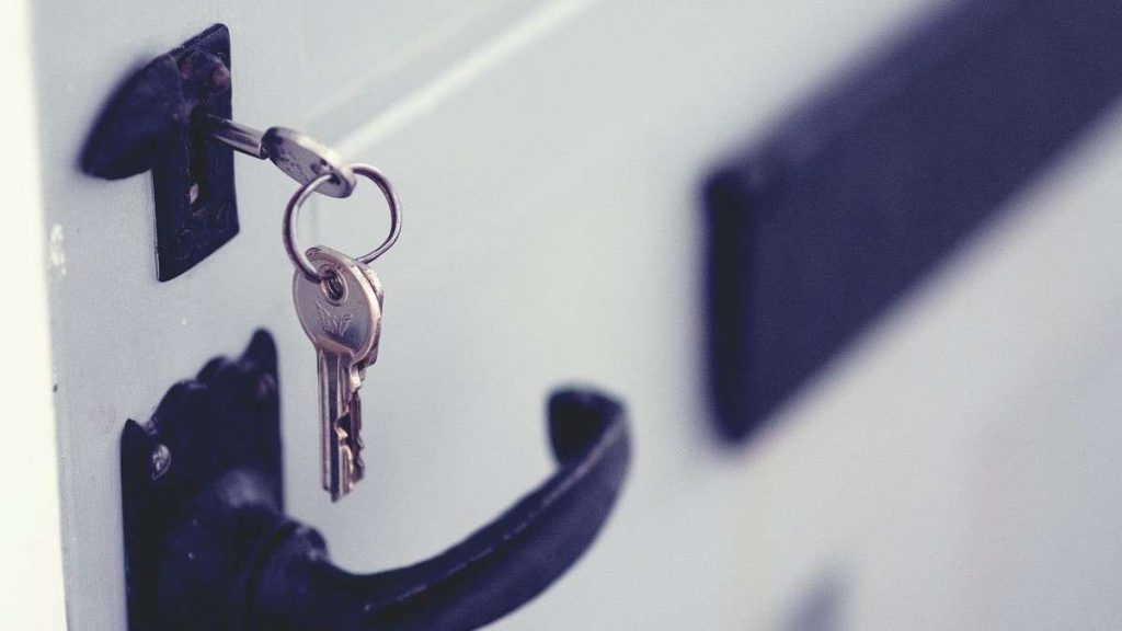 Le chiavi nella porta di una casa in affitto