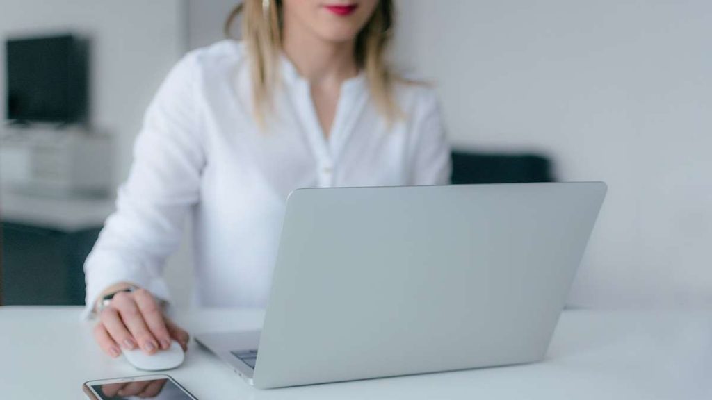 Una professionista lavora al computer in ufficio
