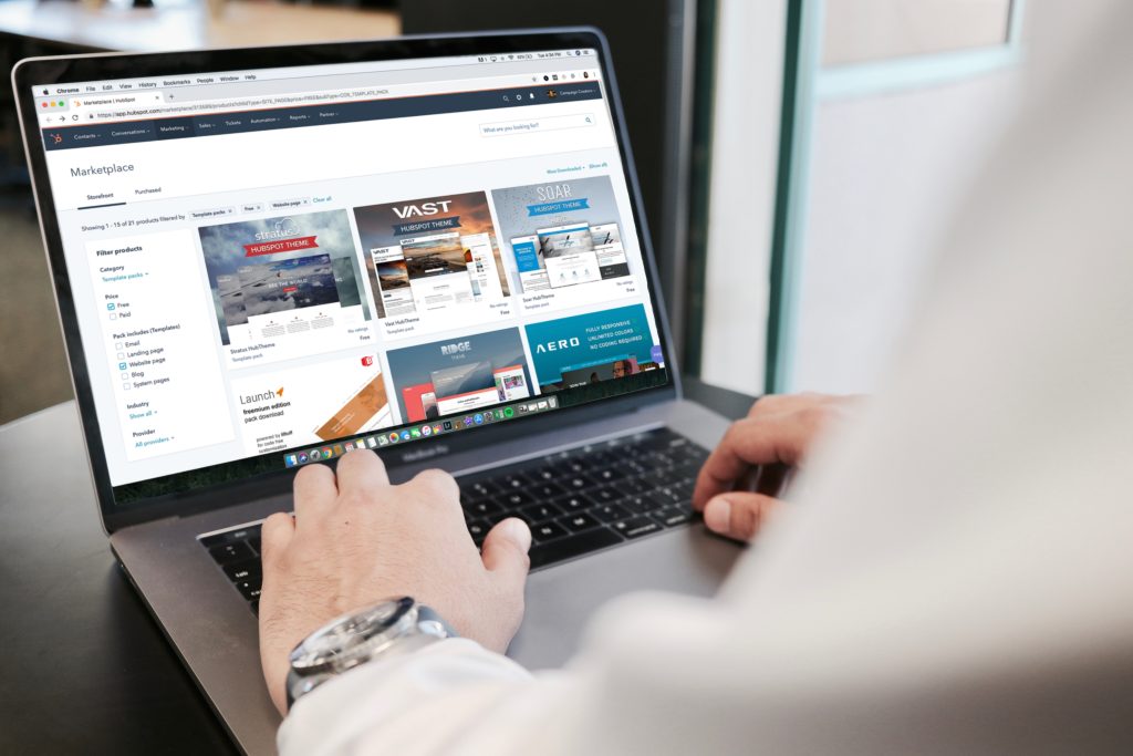 Un laptop aperto su un sito di ecommerce