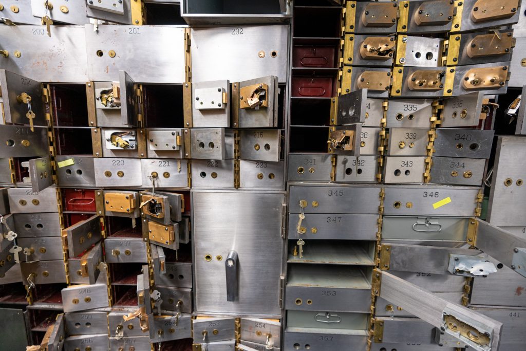 Un gran numero di cassette di sicurezza aperte e svuotate utilizzando le chiavi
