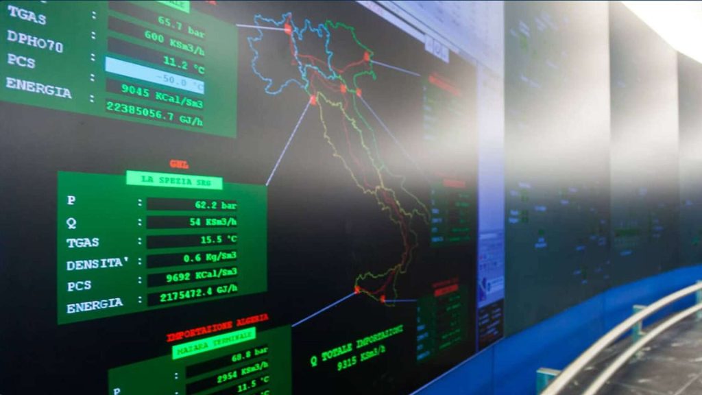 Il mega schermo del centro dispacciamento nazionale di Snam, dove è visibile lo stato di tutta la rete elettrica italiana