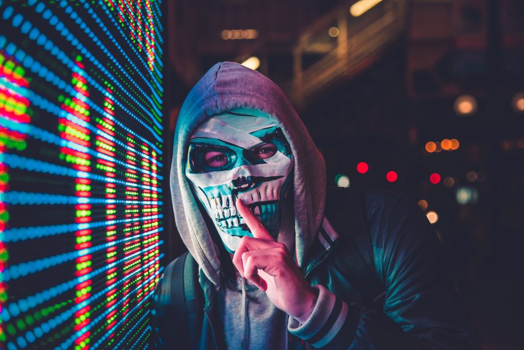Una maschera di Halloween che richiama la forma di un cranio.