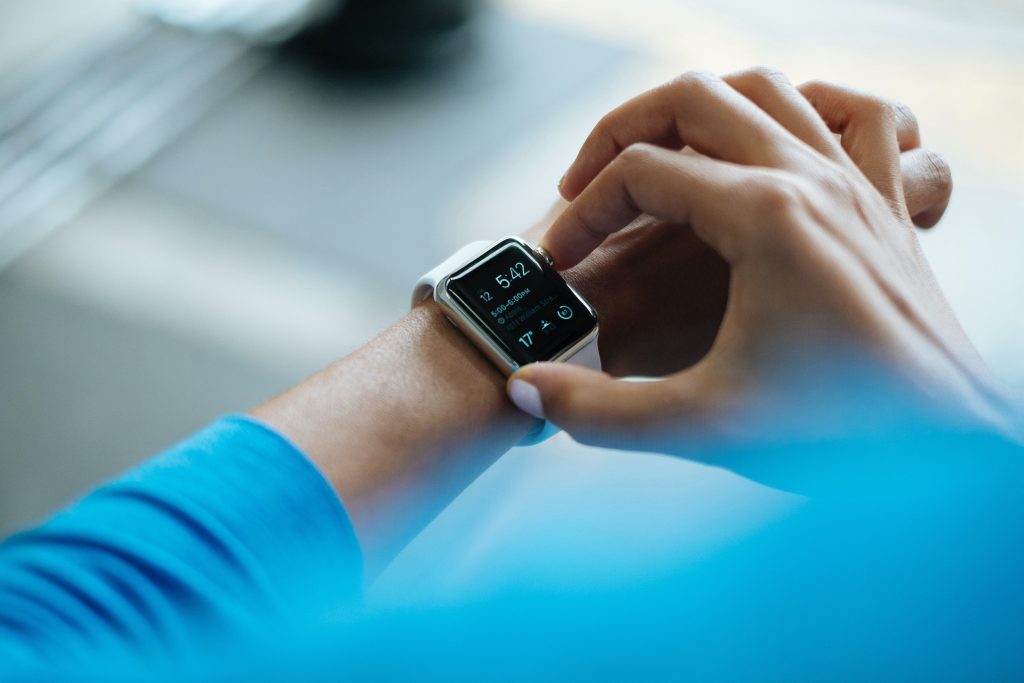Un uomo regola il suo orologio digitale