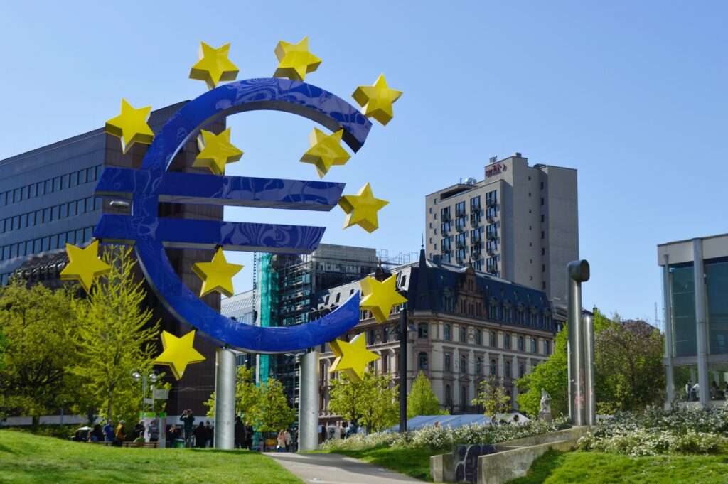 Il simbolo dell'euro a Francoforte, nelle vicinanze della Banca centrale europea