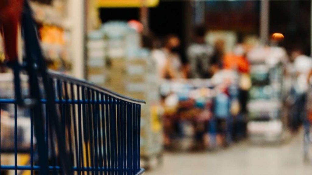 Un consumatore fa la spesa al supermercato