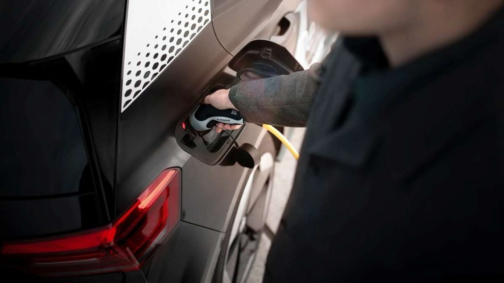 La ricarica di un'auto elettrica