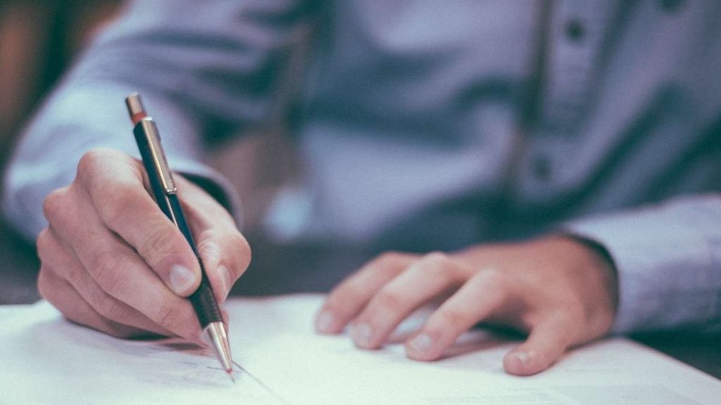 Un lavoratore firma la busta paga