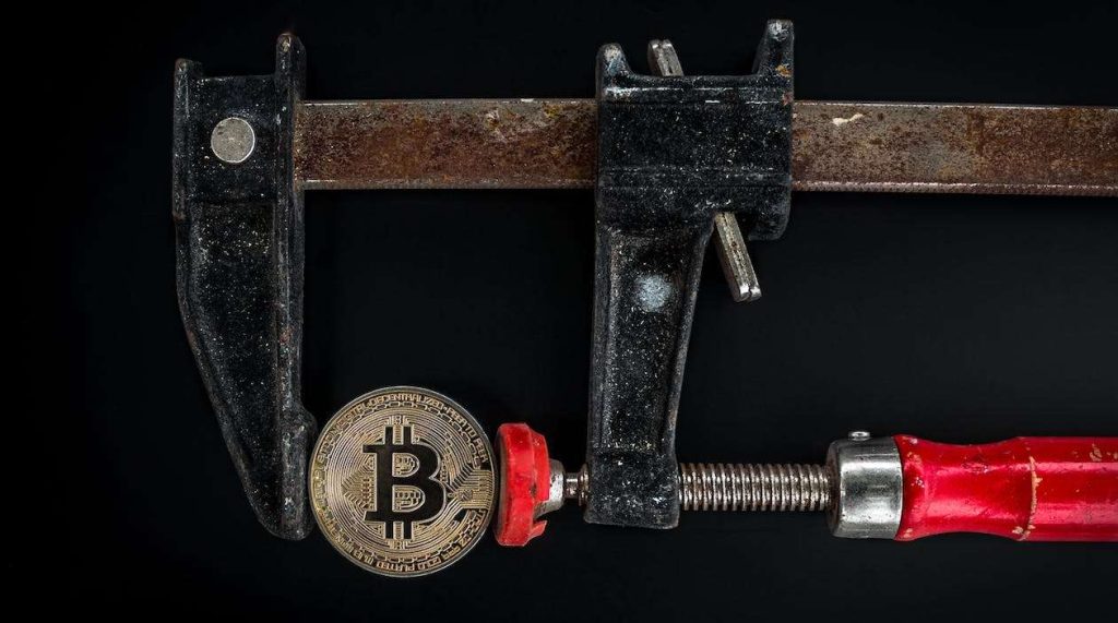 Bitcoin arriva fino a 35.000 dollari, crescono le attese per l'ETF spot