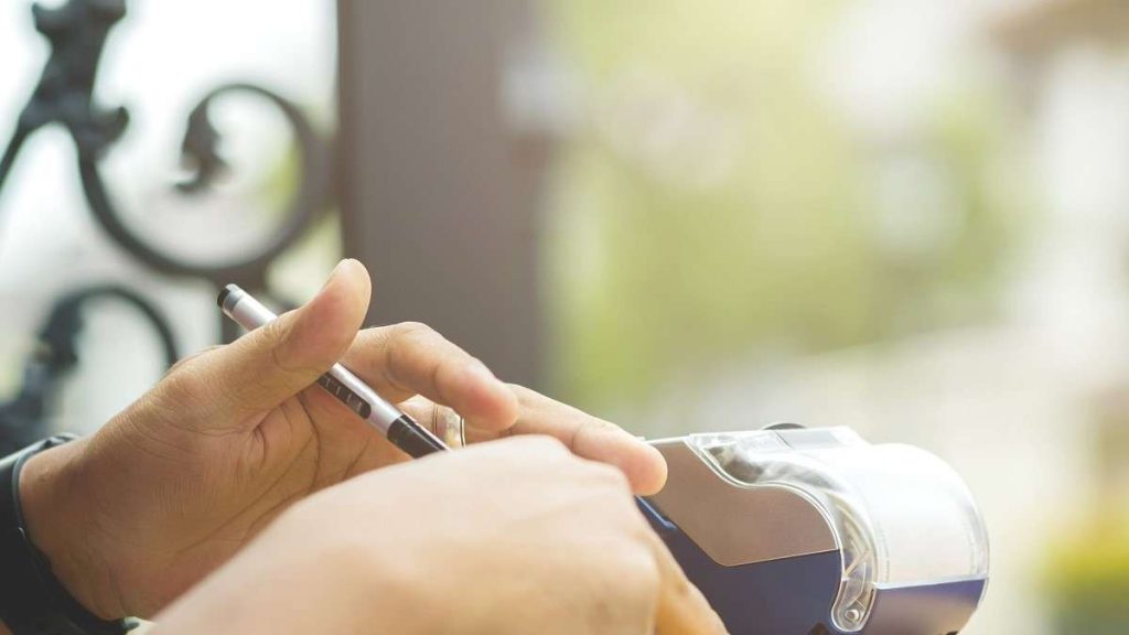 Un postino consegna una raccomandata