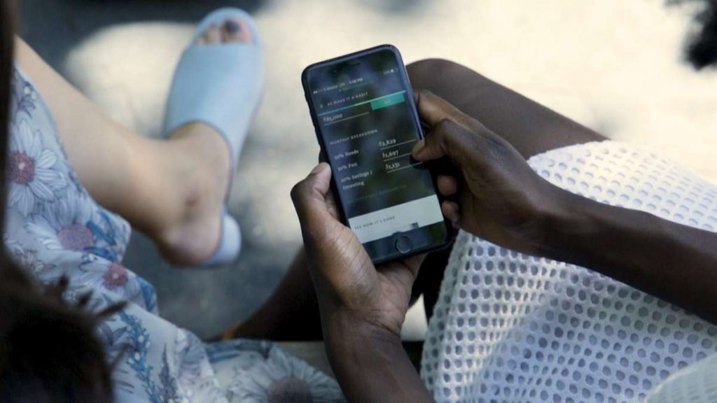 Due utenti usano l'app Ellevest