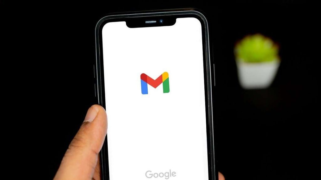 Un utente usa Gmail sullo smartphone