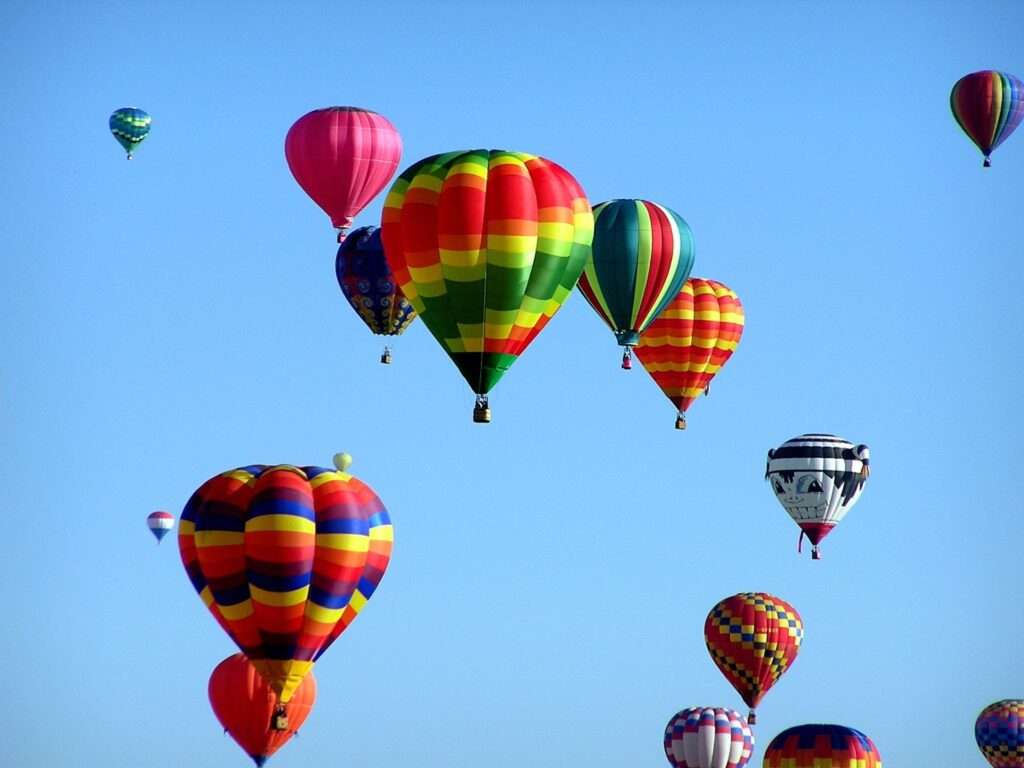 Mongolfiere colorate in volo