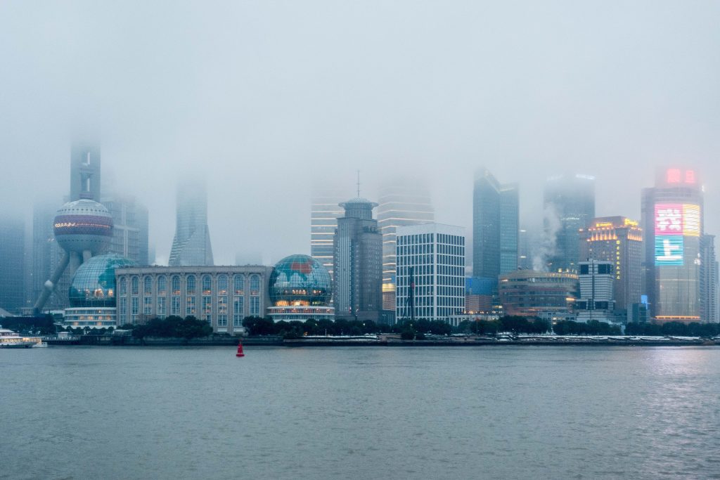 Pechino in una giornata di forte inquinamento. Si vede solo la parte bassa della città