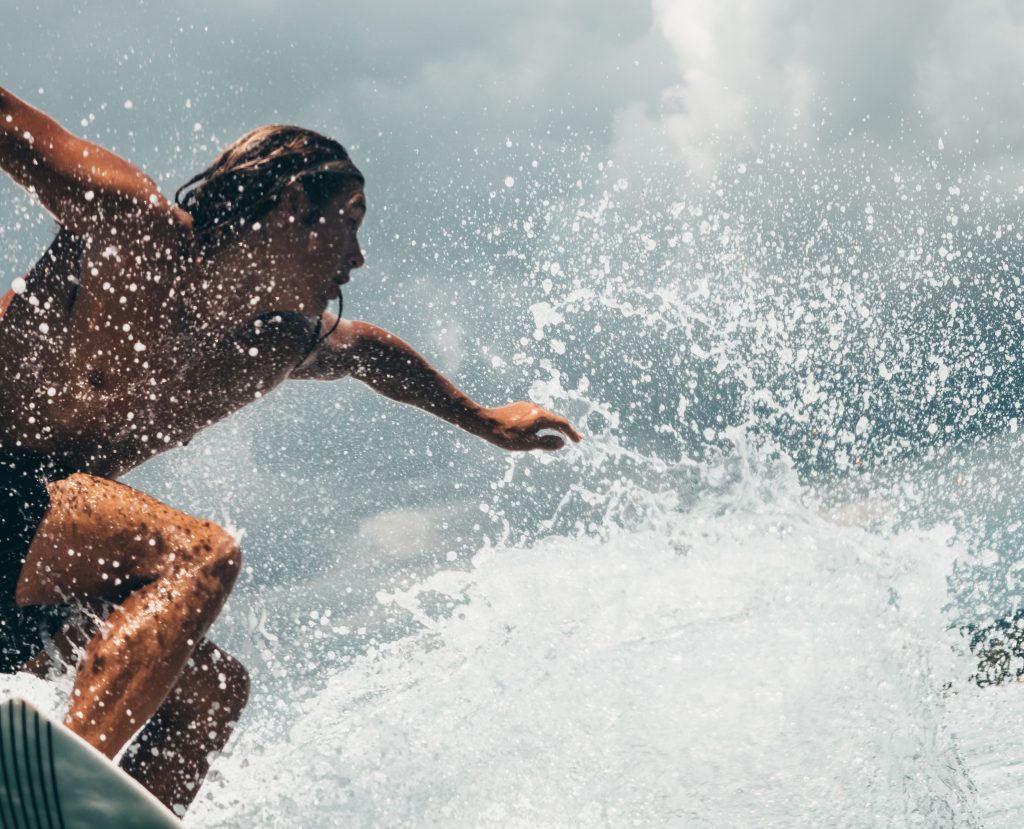 Un surfista tra le onde