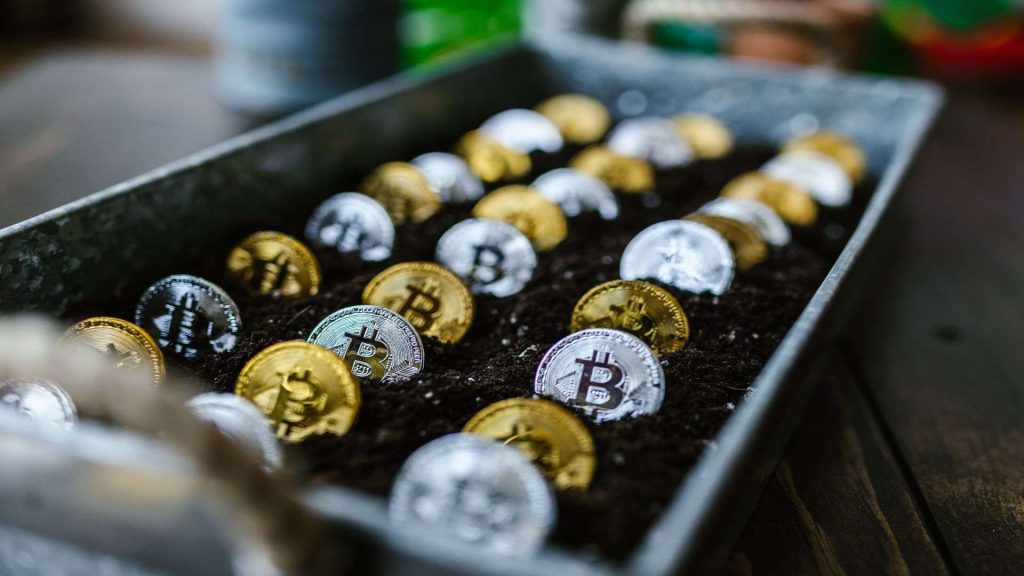 Una scatola piena di Bitcoin color argento e oro