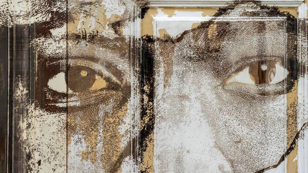 Un'opera di Vhils