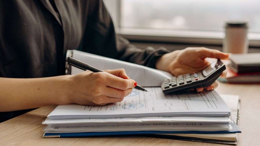 Una contribuente calcola la capienza fiscale
