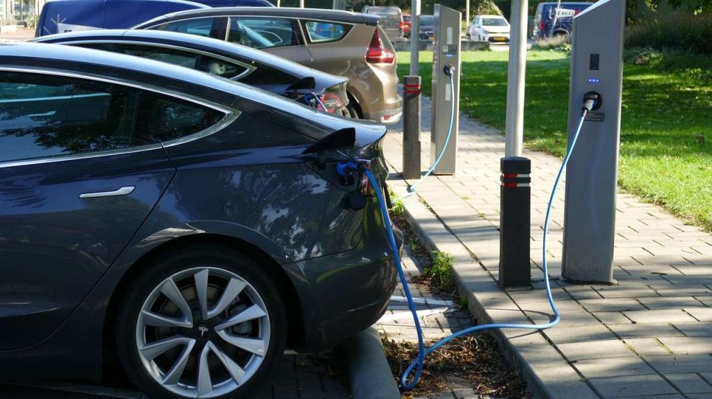 Auto elettriche: l'Ungheria raddoppia a € 100 miliardi gli investimenti esteri