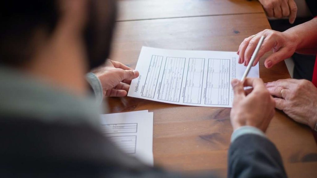 Un cliente firma un contratto