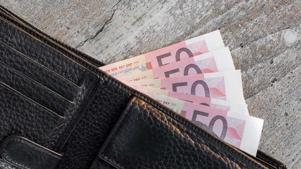 Un portafoglio con tanti soldi