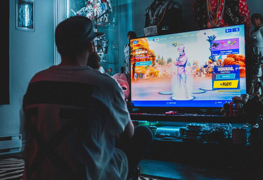 In questa immagine, tratta da una foto di Eric McLean, si vede un appassionato di videogame impegnato in una partita