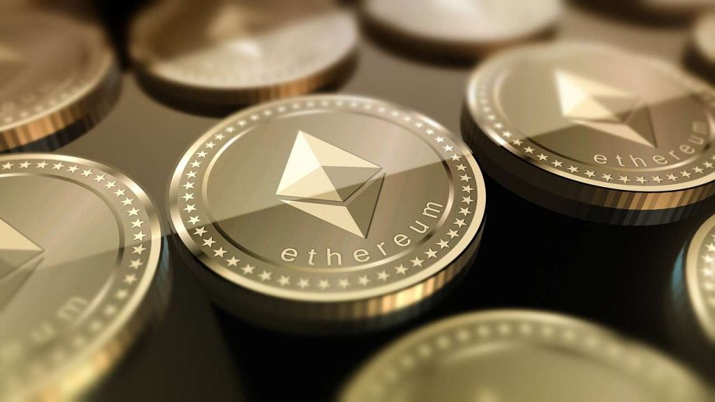 Ether vola a 2.100 dollari, BlackRock fa richiesta per ETF spot