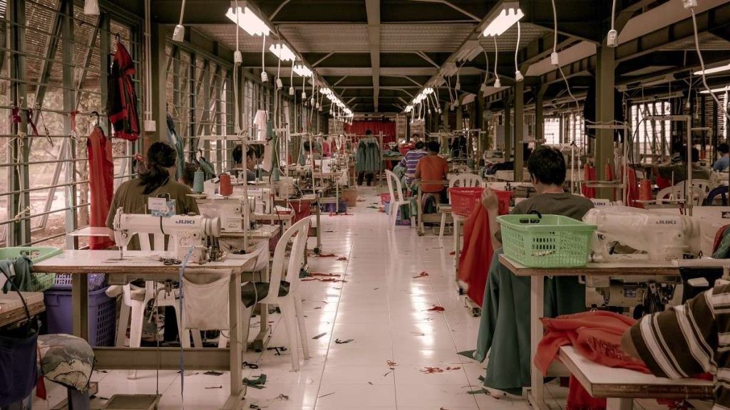 Una consumatrice in un negozio di fast fashion