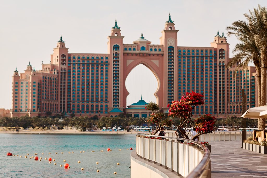 Una vista dell'Atlantis Hotel a Dubai con il grande arco in stile arabo al centro