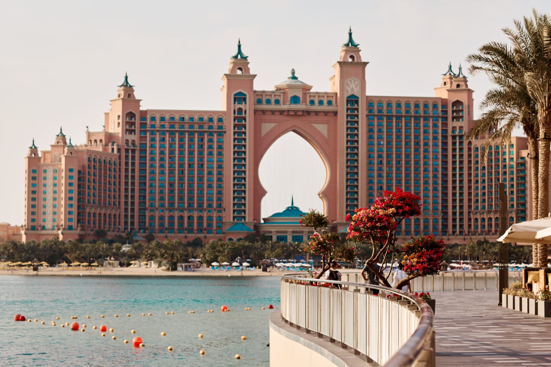 Una vista dell'Atlantis Hotel a Dubai con il grande arco in stile arabo al centro