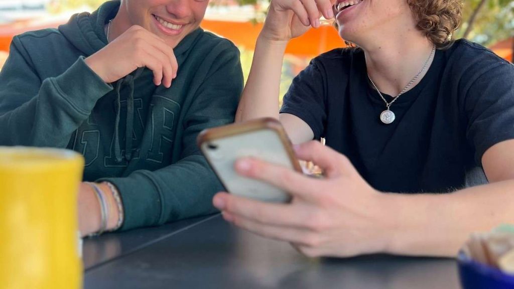 Due giovani con lo smartphone