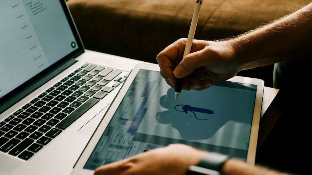 Un AI Designer al lavoro
