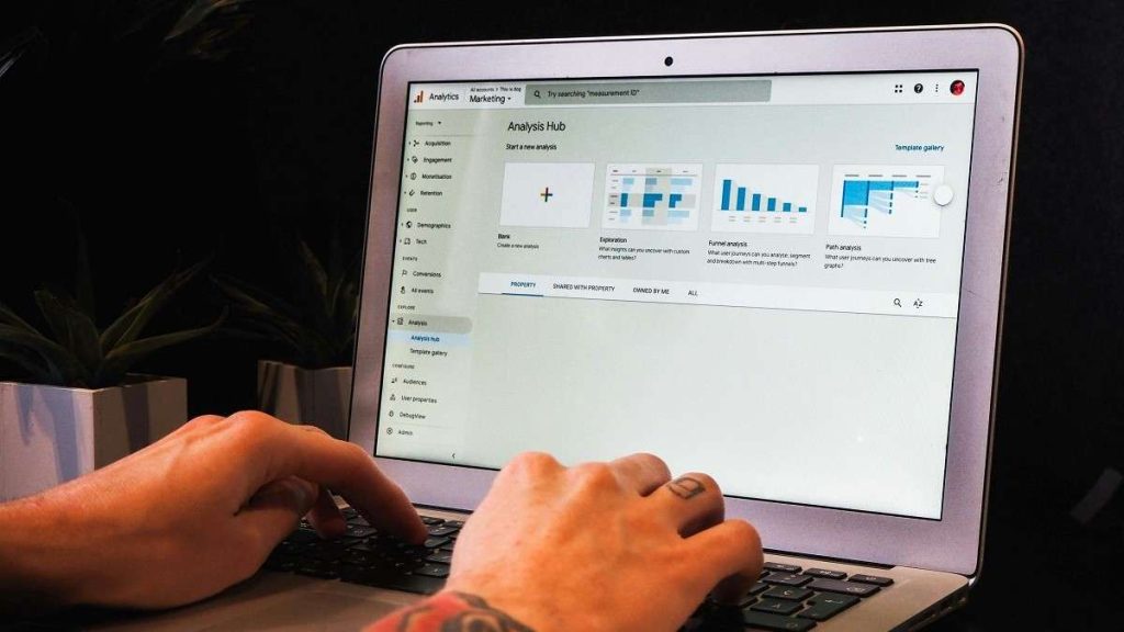 Un utente al lavoro su Google Analytics