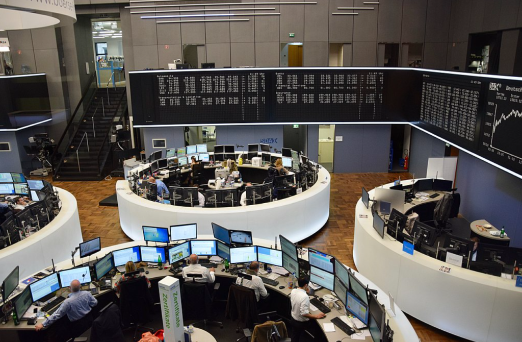 In questa foto di Ank Kumar, tratta da Wikimedia Commons, l'interno della Borsa di Francoforte, con i box rotodni all'interno del quale si muovono gli specialist che comprano e vendono azioni quotate