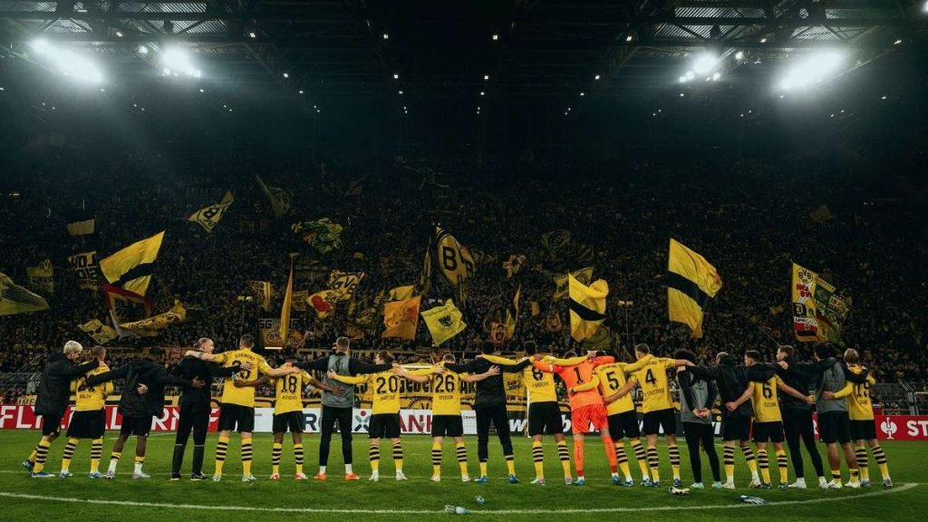 I calciatori del Borussia Dortmund davanti alla curva