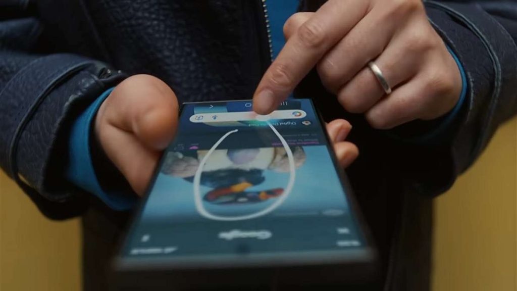 Un utente usa la funzione Cerchia e cerca di Google